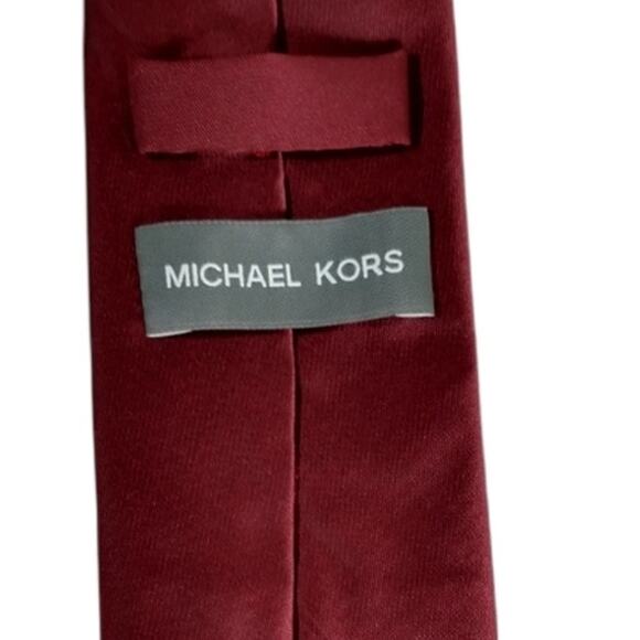 Michael Kors Necktie Men's Red Slim Style 2.75 inch wide  57 Length Tie - Picture 2 of 8
